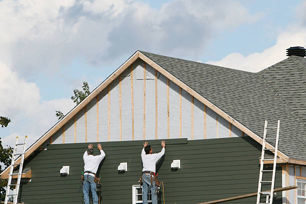 Professional Siding technician working in Scottsville, VA